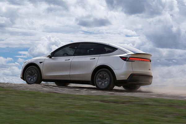 
					滿電能跑超過 530 公里，特斯拉 Model Y L 的 EPA 續航力優於先前預期
				