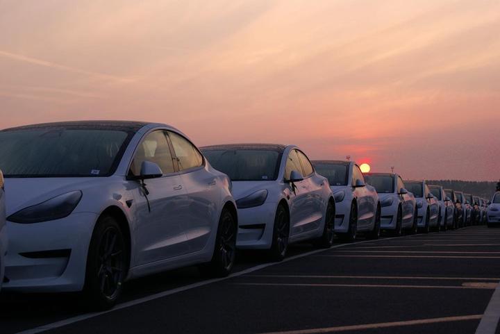 [情報] 傳聞美國特斯拉十月改用磷酸鐵鋰電池，Mo