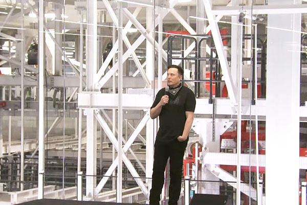 Fw: [新聞] 總部搬到德州、4680 電池明年才能量產，