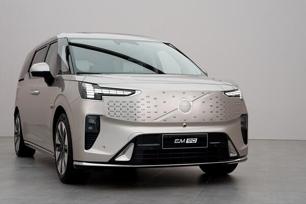 標配航空座椅和 15.6 吋後座螢幕,Volvo 發表 EM90 進軍豪華純電 MPV 市場::DDCAR 電動車