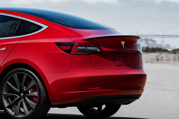特斯拉 Model 3 原廠碳纖維尾翼在官方商店開賣，售價 800 美元::DDCAR 電動車