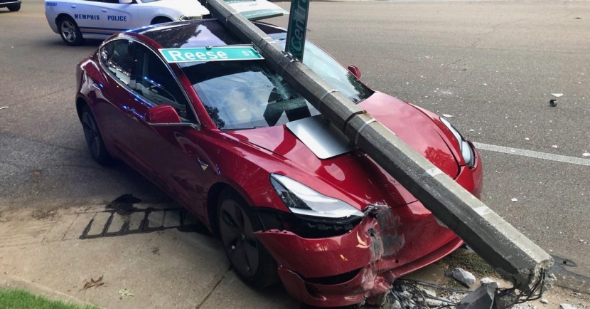 Model 3 玻璃車頂有多硬？車主實測告訴你答案