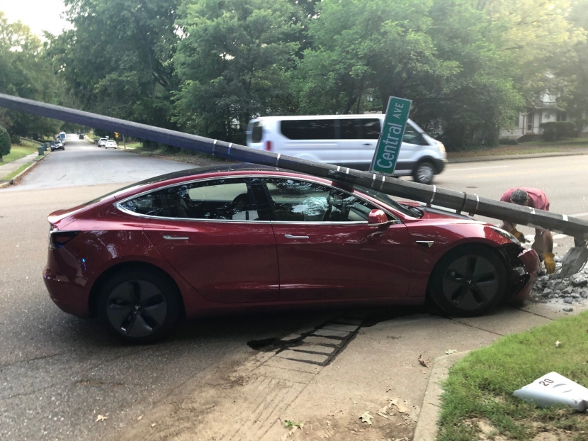 Model 3 玻璃車頂有多硬？車主實測告訴你答案