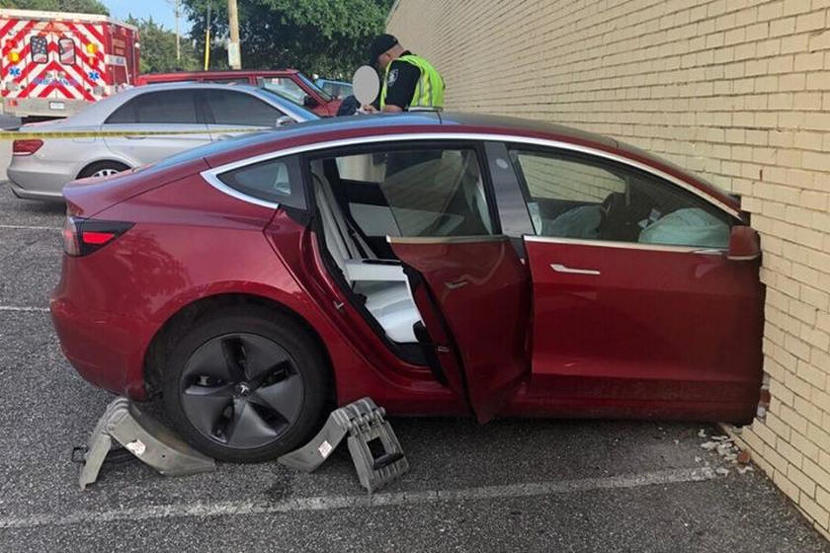 Model 3 再次「撞出」五星安全好評：撞穿磚牆破大洞，駕駛下車毫髮無傷::DDCAR 電動車