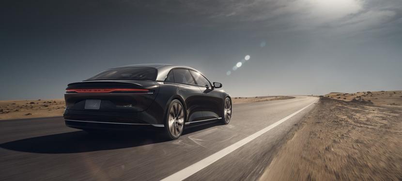 Lucid-Air-再讓車迷開眼界：整個屁股掀起來的後備行李廂-2