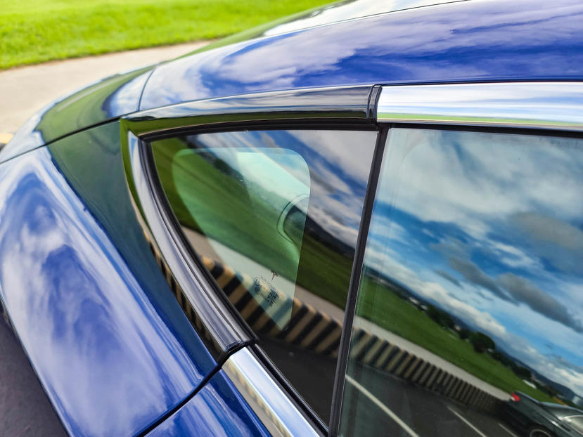 Model-3-鍍鉻窗框黑化的省錢方案：車窗裝飾條配件-自己動手貼使用心得-10
