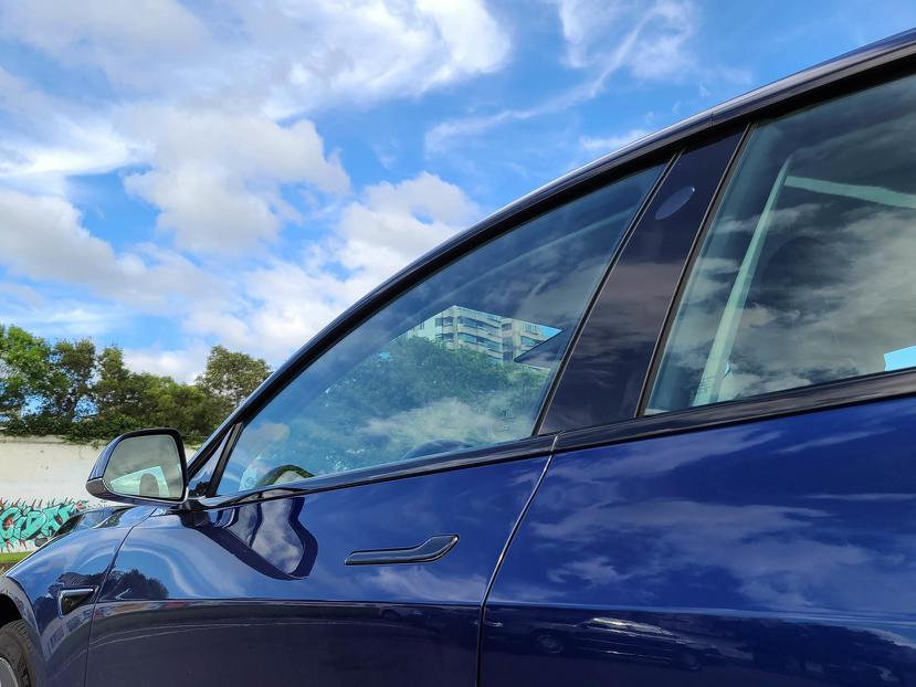 Model-3-鍍鉻窗框黑化的省錢方案：車窗裝飾條配件-自己動手貼使用心得-15