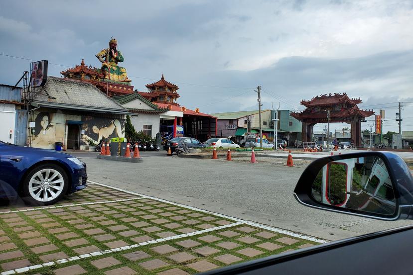 特斯拉嘉義超充停車收費一百元？！車主嘸免驚，這是幫大家減少油車佔用的一番好意-2