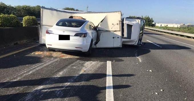 特斯拉正透過車內鏡頭偵測駕駛眼部與動作狀態，未來可能藉此增加安全監督機能、增進行車安全-3