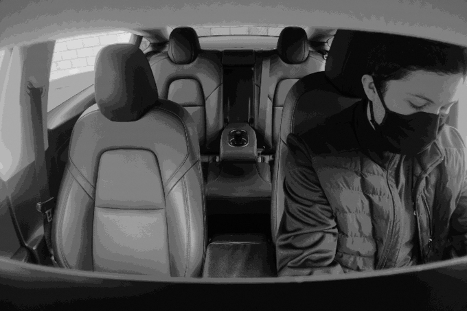 特斯拉正透過車內鏡頭偵測駕駛眼部與動作狀態，未來可能藉此增加安全監督機能、增進行車安全-1