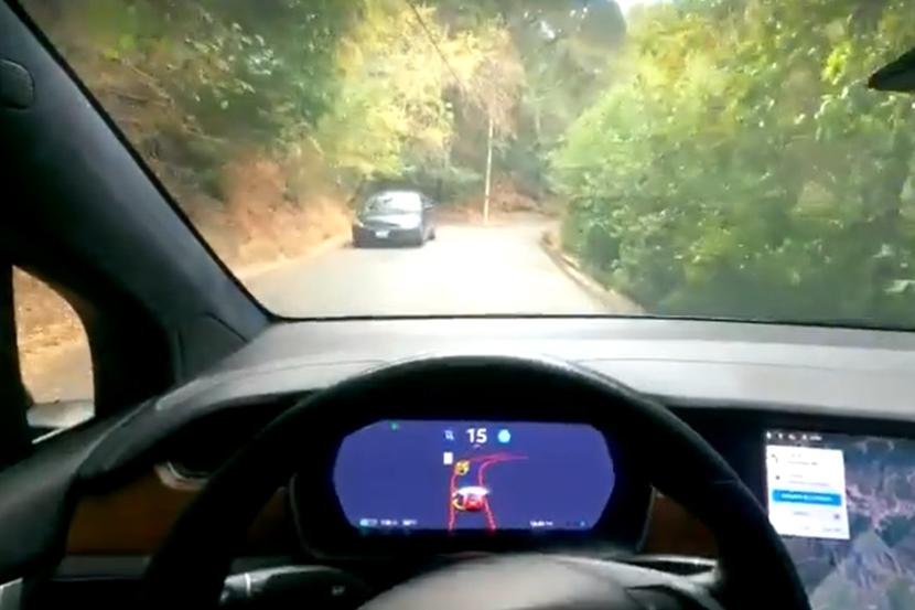 特斯拉-FSD-beta-又更像真人駕駛了：山路從容會車，平面道路會繞過前方暫停的擋路車輛-1