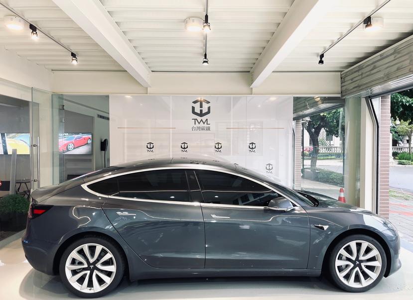 [改裝] Tesla Model 3 真空石墨碳纖尾翼安裝::DDCAR 電動車