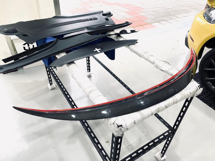 [改裝] Tesla Model 3 真空石墨碳纖尾翼安裝::DDCAR 電動車