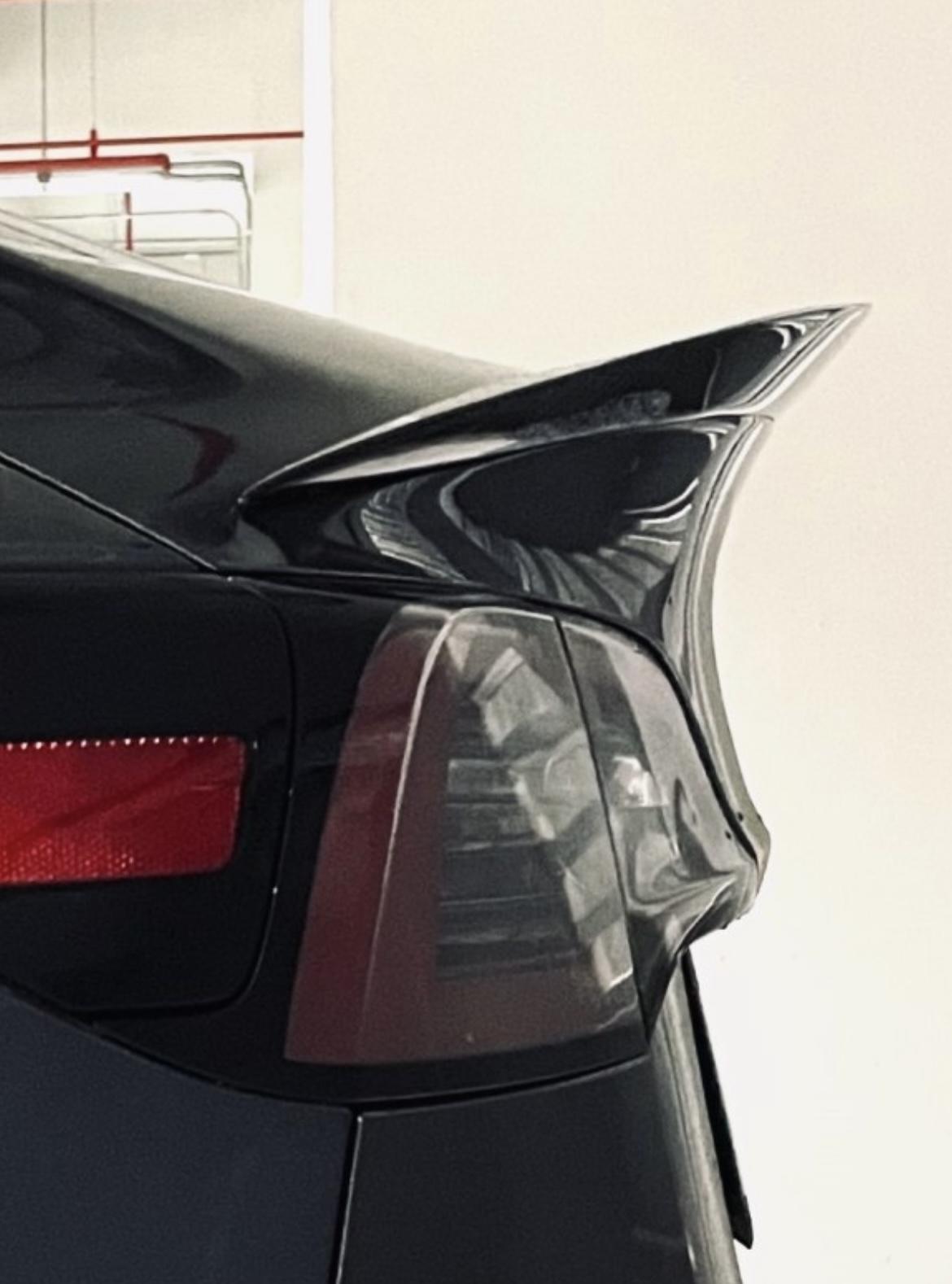 [改裝] Tesla Model 3 真空石墨碳纖尾翼安裝::DDCAR 電動車