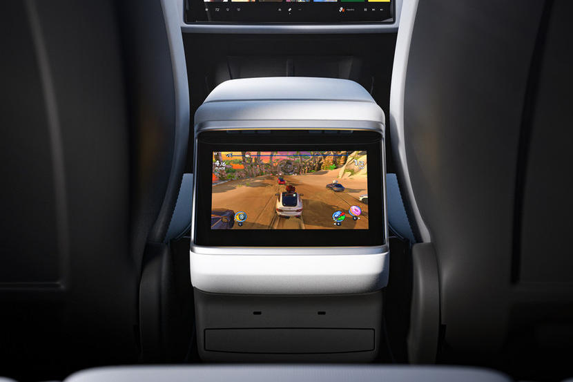 坐後座不無聊：大改款-Model-S-X-第二排螢幕可在行車間播放影片-3