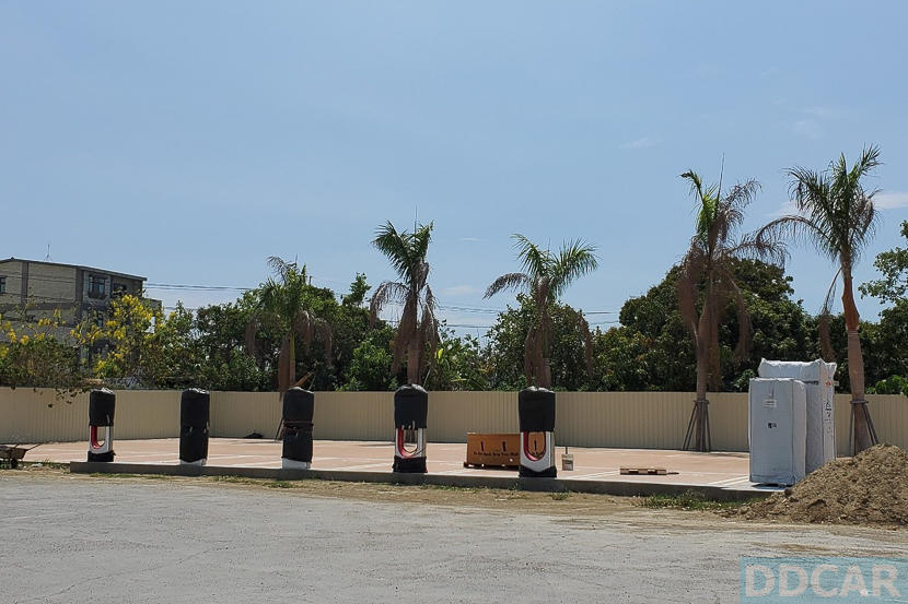 特斯拉6 7 啟用高雄路竹超級充電站 二支v2 三支v3 充電樁 24 小時服務 Ddcar 電動車