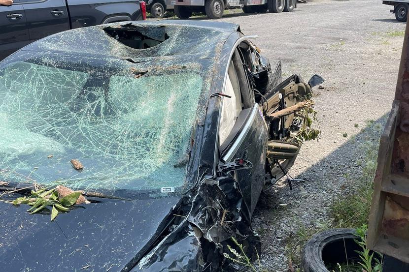 這是神功護體嗎？特斯拉 Model 3 翻覆撞毀人沒事，車主謝天也謝馬斯克::DDCAR 電動車