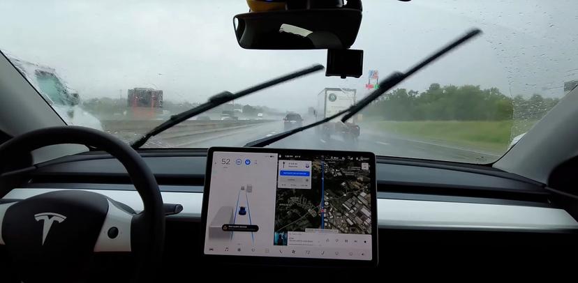 能見度不佳的大雨路況也不怕，特斯拉純視覺-Autopilot-穩定性再度進化-2