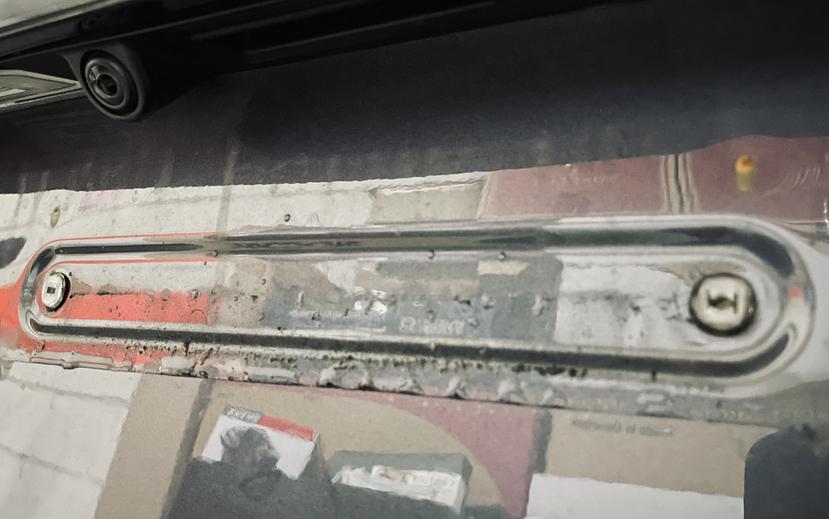 [施工]-Tesla-Model-3-原廠塑膠車牌座更換為鐵公公金屬車牌架-4
