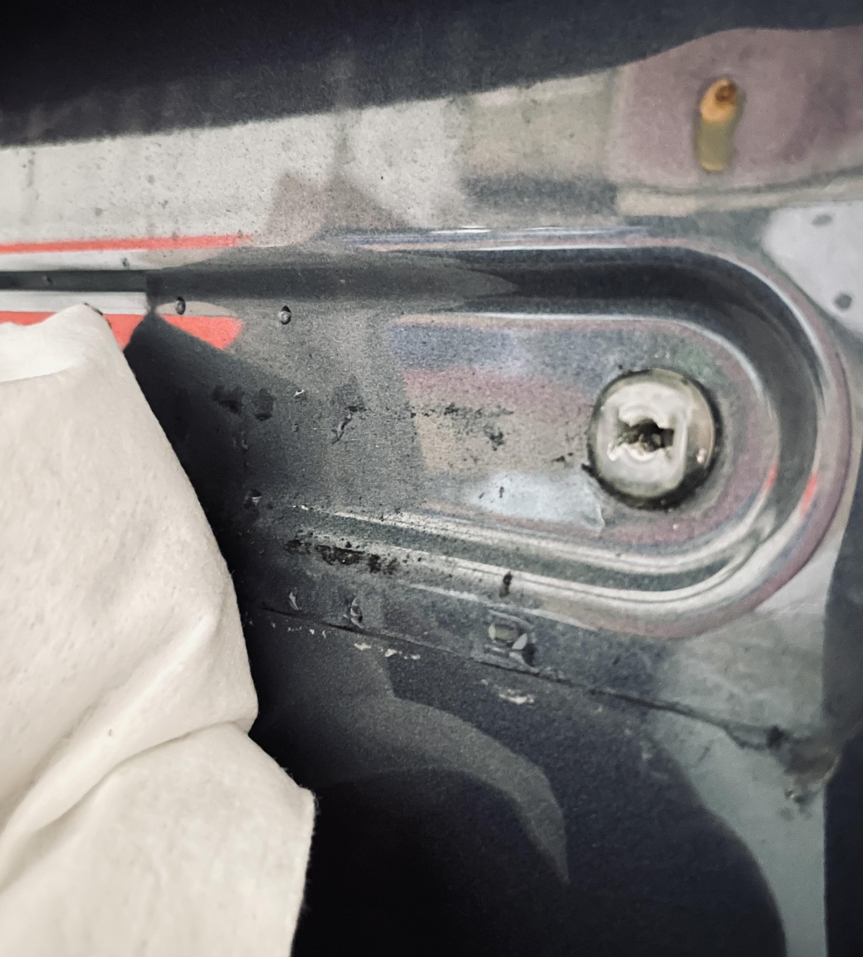 [施工]-Tesla-Model-3-原廠塑膠車牌座更換為鐵公公金屬車牌架-5