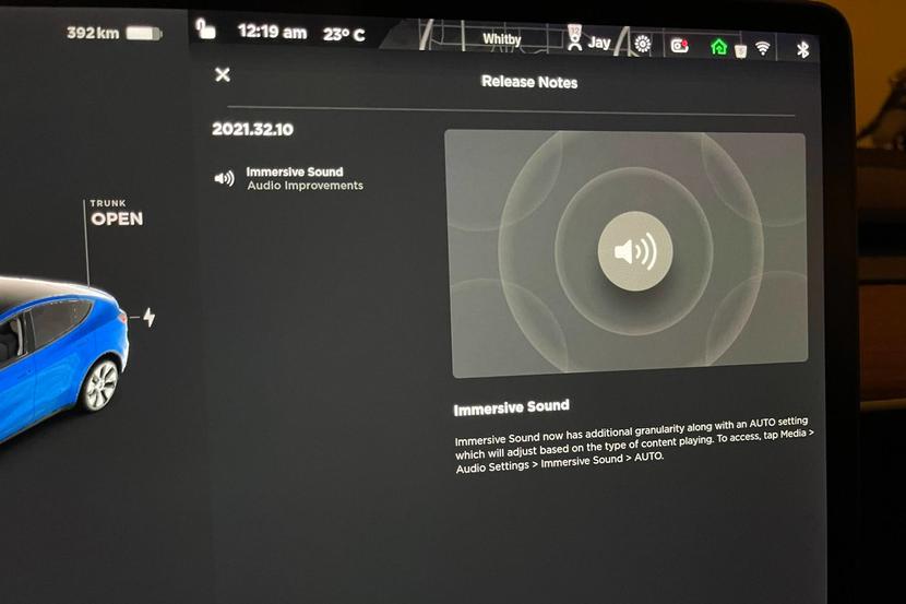 特斯拉-2021.32.10-軟體更新：沉浸式音效改進，依據音訊來源自動調節好音質-1
