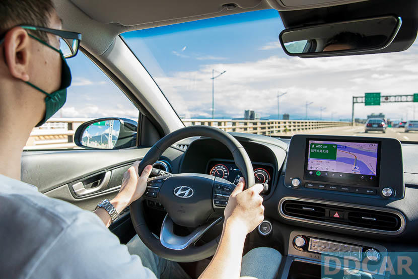 Hyundai-Kona-EV-純電休旅試駕：寧靜迅猛的動力展現，高效讓人更驚艷！-26