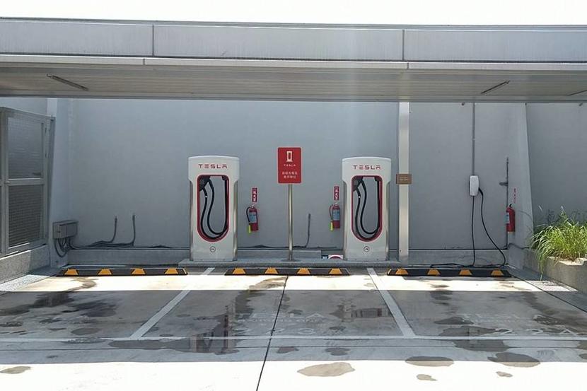台中愛買復興店九月啟用全新「超級充電站」，年底前全台裝設-30+-座充電樁-1
