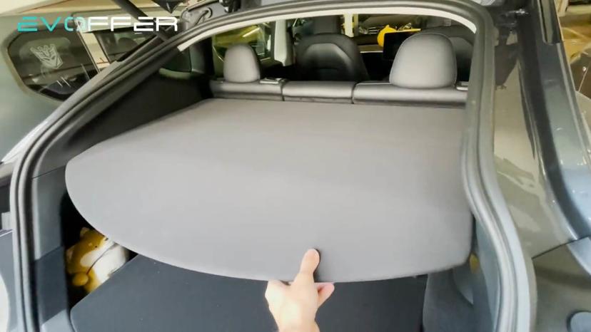 Tesla-Model-Y-獲得了新的後行李廂活動隔板，具有一推摺起的隱藏磁吸機構-1