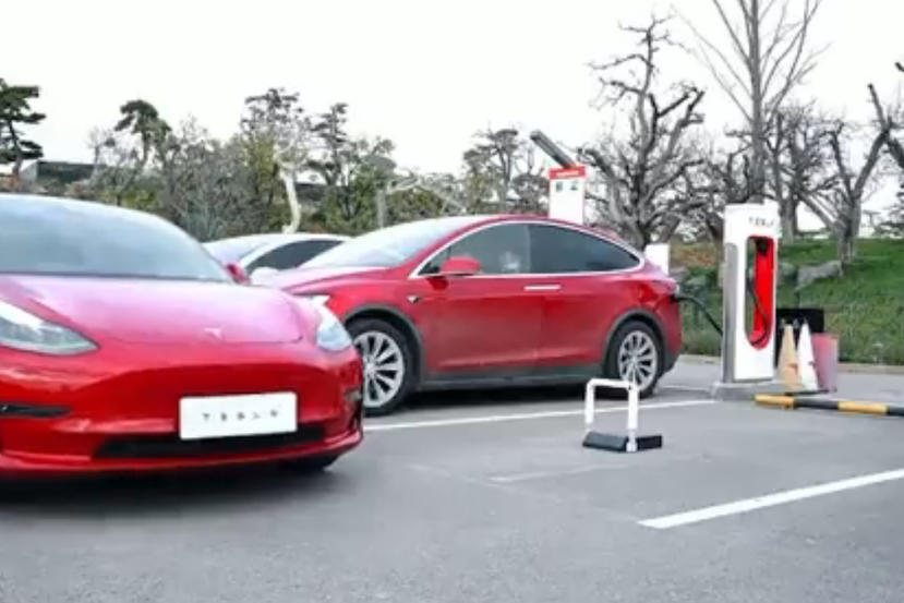 海外車主好羨慕！特斯拉中國超充站地鎖再進化，Tesla-APP-按二下就能解鎖充電-1