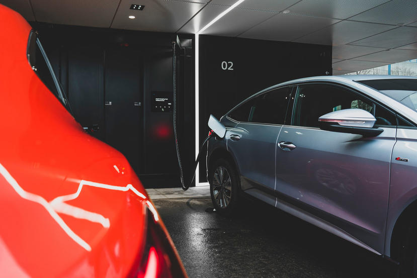 充電像走進「機場貴賓室」！Audi-首座電動車豪華快充站將在德國開幕-6