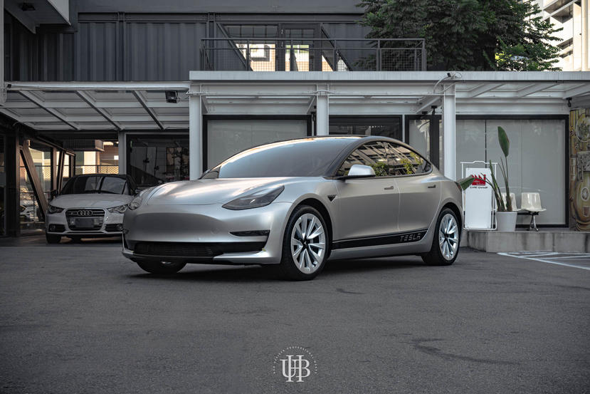 Tesla-Model3-懸浮式車頂設計-視覺分享-1
