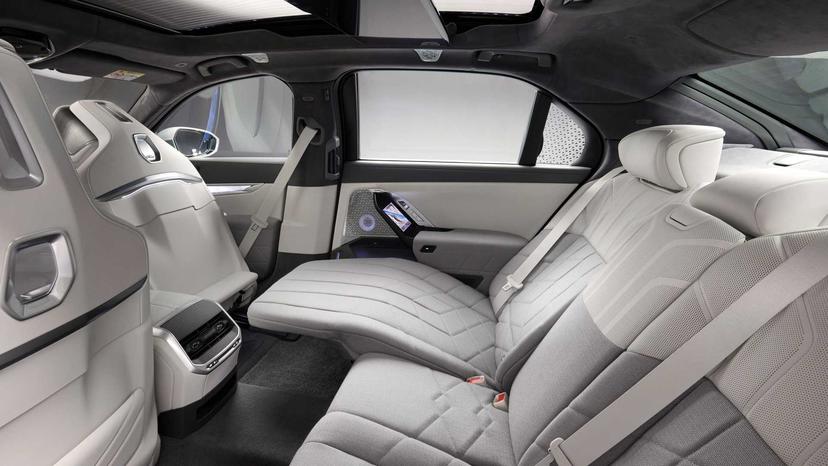 BMW-i7-豪華旗艦電動房車揭曉：續航力破-600-公里、可選配-31.3-吋-8K-後座螢幕-7