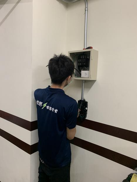 「社區充電樁安裝分享-」Tesla-wall-connector-壁掛式充電座-6