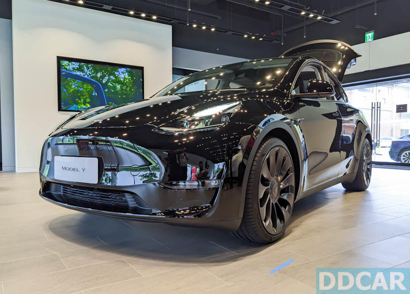 實車搶先直擊！德製-Model-Y-純電休旅正式進駐台灣特斯拉展間-4