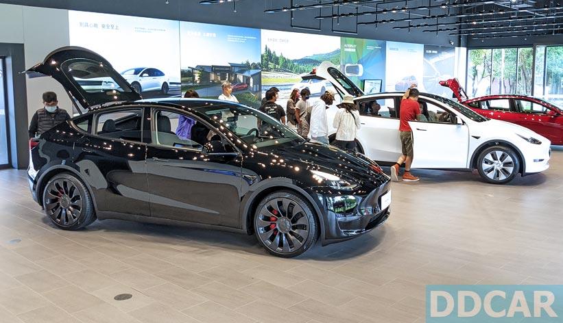 實車搶先直擊！德製-Model-Y-純電休旅正式進駐台灣特斯拉展間-24