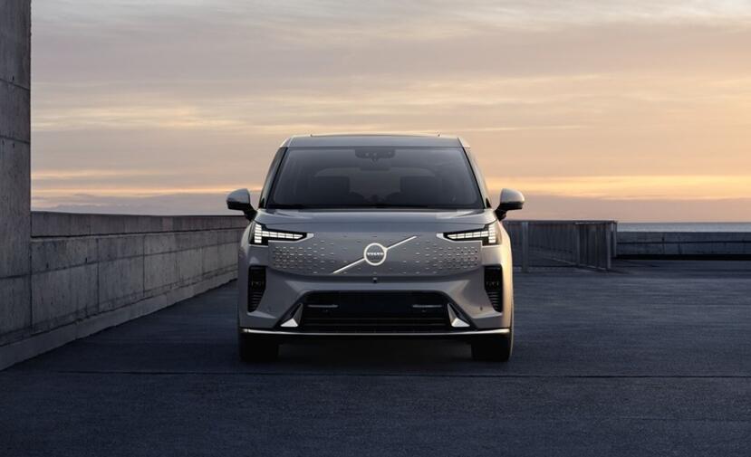 標配航空座椅和 15.6 吋後座螢幕,Volvo 發表 EM90 進軍豪華純電 MPV 市場::DDCAR 電動車