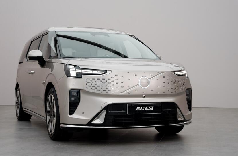 標配航空座椅和 15.6 吋後座螢幕,Volvo 發表 EM90 進軍豪華純電 MPV 市場::DDCAR 電動車