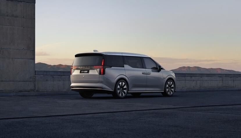 標配航空座椅和 15.6 吋後座螢幕,Volvo 發表 EM90 進軍豪華純電 MPV 市場::DDCAR 電動車